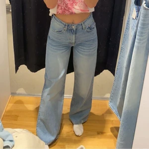 Jeans - Säljer dessa jeans pga att de är för stora för mig. Storlek M. Nästan aldrig använda så de är i nytt skick. Nytt pris: 300kr. Mitt pris: 150kr. + frakt