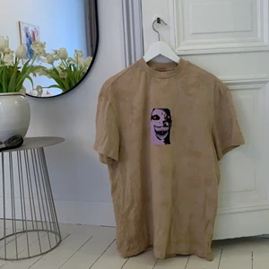 Weekday oversized tshirt med tryck - Storlek XS, brukar ha M i vanliga kläder och den sitter bra på mig