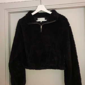 Fluffig tröja - Fluffig svart tröja med dragkedja halva tröjan. 