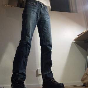 Acne jeans i storlek 34/32, modell ”mic/desert”. Byxorna sitter ganska luftigt och väldigt bekvämt. De är i bra skick bortsett från hålen på nedre benen. Pris kan diskuteras