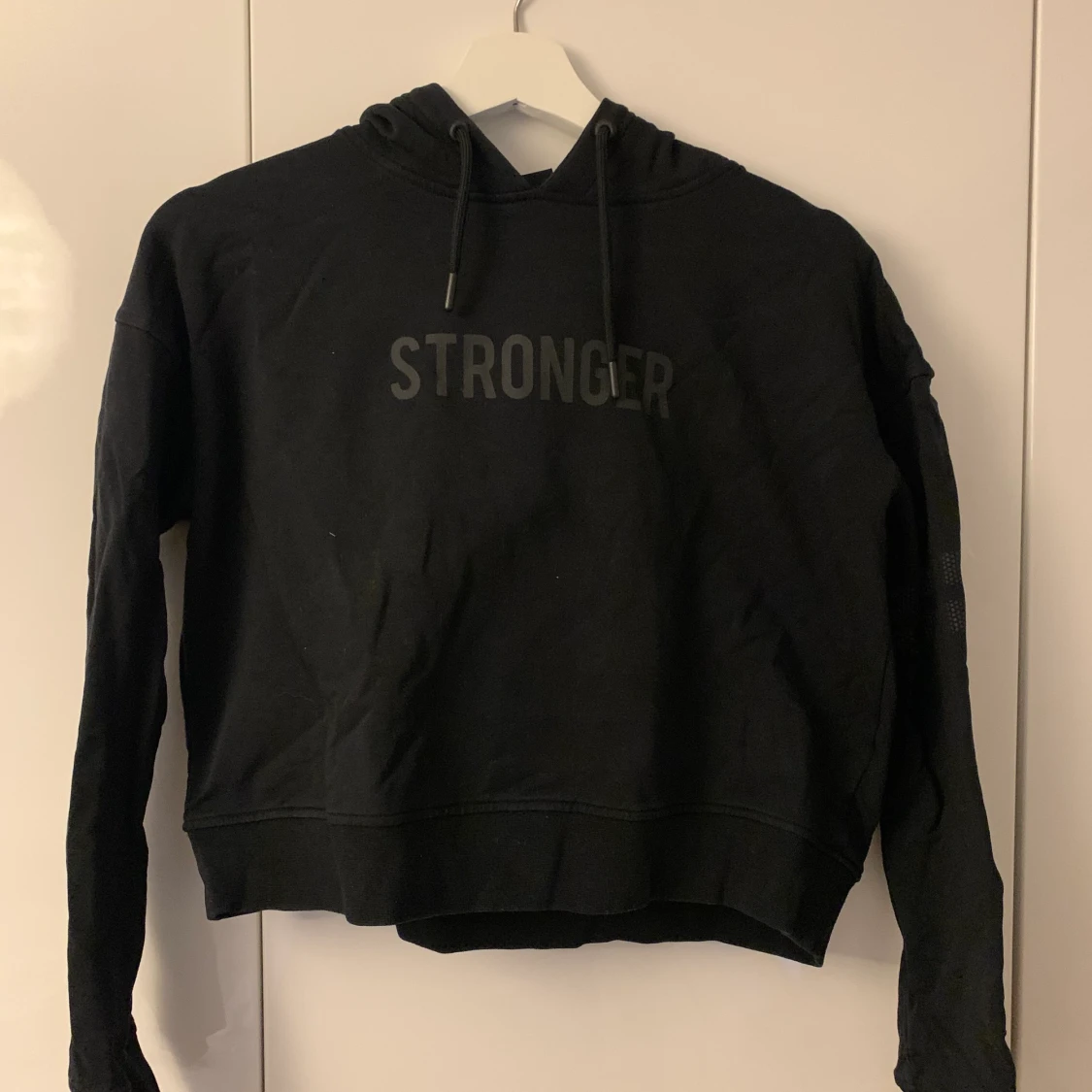 Hoodie ifrån STRONGER!