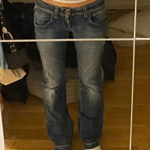 Lowwaist replay jeans som sitter bootcut, färgen syns bäst på sista bilden!