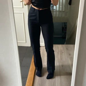 Ginatricot kostymbyxor  - De trendiga skit snygga kostymbyxorna från Gina. Jag säljer mina pga att jag har ett par likadana. De är jättefina och i superfint skick. Stl 36. Är ungefär 170 o de sitter perfekt i längden 