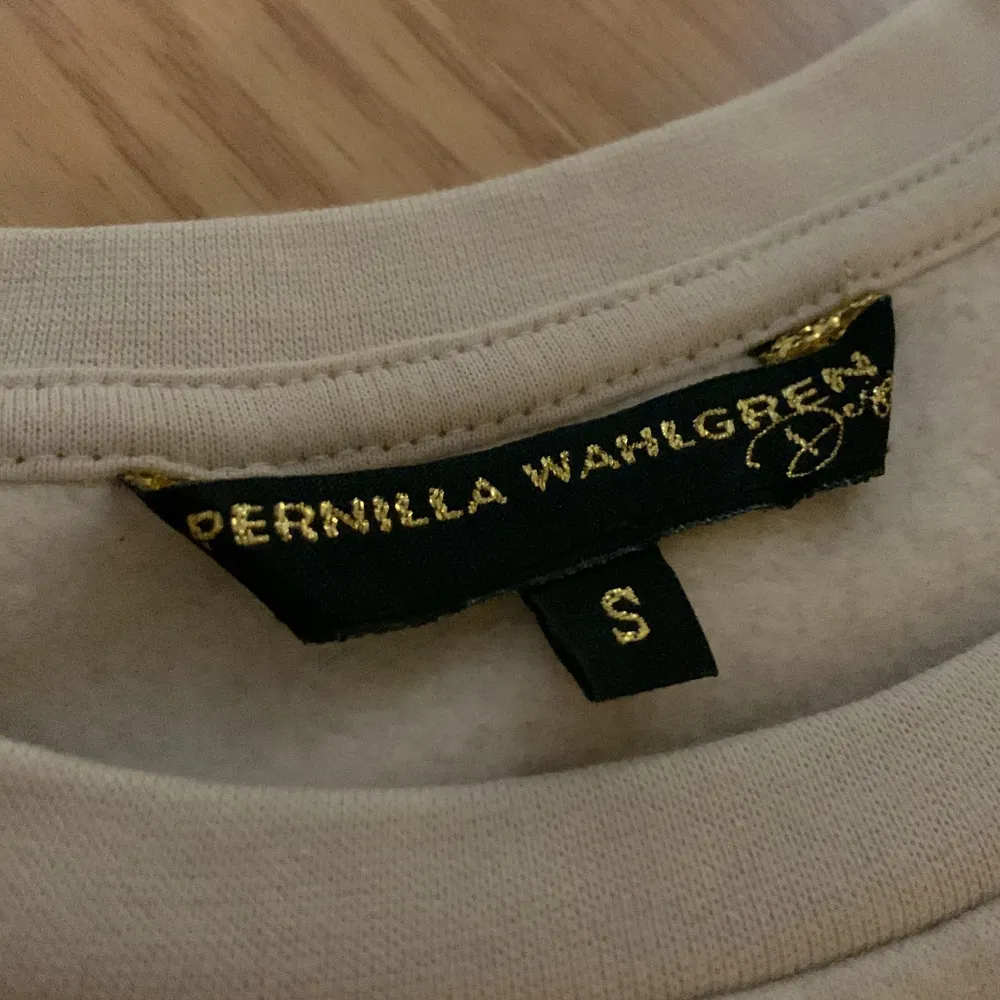 Säljer min beiga sweatshirt i storlek S. Vet inte riktigt vart den är ifrån men det är Pernilla wahlgrens kollektion! Säljer för att den inte kommer till användning längre. Den ser skrynklig ut men stryker såklart innan jag skickar den⚡️. Övrigt.