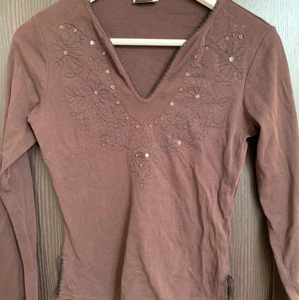 Superfin långärmad brun tröja med broderat mönster med paljetter ☺️ Den är köpt från en tjej på Instagram som köpt den vintage! Jag bjuder på frakt med frimärken 💓. Toppar.