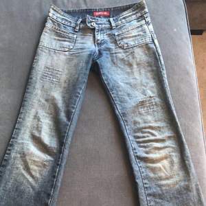 Skitcoola y2k jeans som är använda några gånger men har tyvärr blivit för små. Det är ett pyttelitet hål vid låret typ som bara syns om man kollar nära. Ingen budgivning. En knapp saknas men efterssom det är två knappar så tycker jag inte det märks.