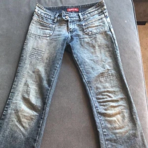 Y2k jeans - Skitcoola y2k jeans som är använda några gånger men har tyvärr blivit för små. Det är ett pyttelitet hål vid låret typ som bara syns om man kollar nära. Ingen budgivning. En knapp saknas men efterssom det är två knappar så tycker jag inte det märks.