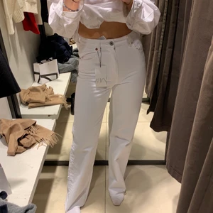 Vita straight jeans - Vita långa jeans från zara, köptes i våras men endast använda 1 gång. Storlek 36🤍 nypris: 400kr