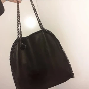 stella McCartney liknade väska  - säljer en stella McCartney liknade väska då den ej kommer till någon anvöndning! inga skador på väskan! Väskan är mellanstor 💕