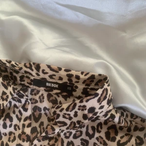 Sidenpyjamas med leopardmönster - Pyjamasen är i storlek xs, men skulle säga att den passar även dig som har strl s. Har du längre ben, som jag passar byxorna mer lågmidjat och för kortare ben blir de mer högmidjade.