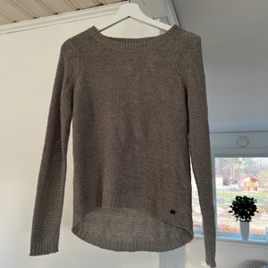 Stickad  - Stickad tröja från only super fin i nyskick! 💗 frakt tillkommer på 66kr