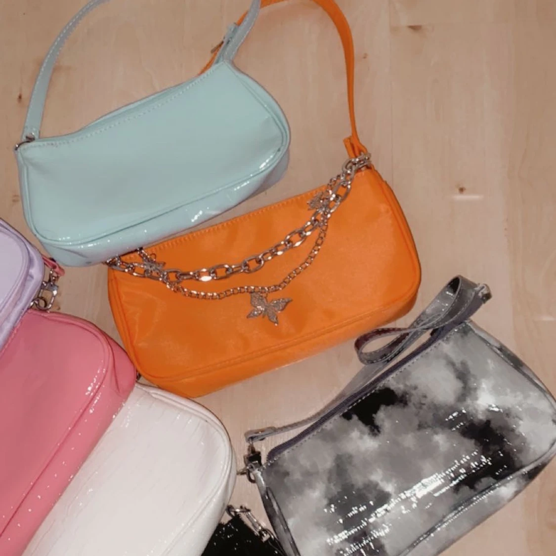 Axelväskor i olika färger - 90