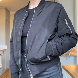 Svart bomberjacka lager 157 - Bomberjacka från lager 157. Mycket använd, lite färgskillnad på framsidan, annars fin. Strl M. 