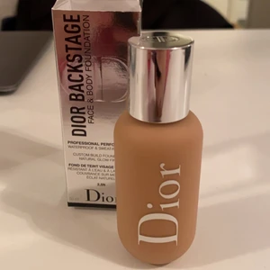 Dior backstage face & body foundation  - Dior backstage face & body foundation i nyansen 2,5N. För ljus/medium hy med neutral underton. En lätt foundation med byggbar täckning med naturligt glowigt resultat. Säljer pga köpte flera nyanser. Endast swatchad på handen. Nypris 430kr. 