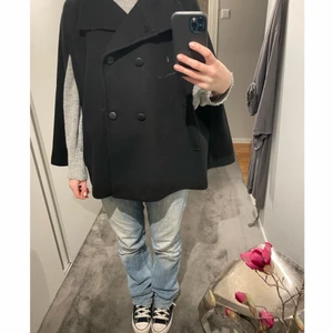 Capejacka -  Så snygg svart capejacka från Only, jättebra skick endast använd en gång💗💗💗helt slutsåld!!!!