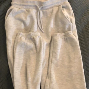 New yorker - Ett par gråa mjukis byxor från new yorker! Användt några få gånger bra skick. Är en och 172 cm och det är lite korta i benen har även VÄLDIGT långa ben😂💕 Stolek XS sitter jätte fint! 