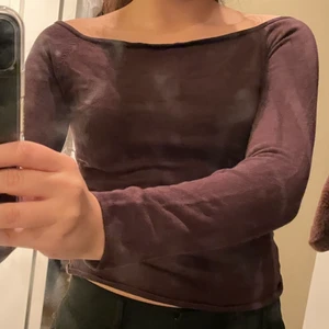 Brun tröja - Brun tunt stickad långärmad! Jättefin passform med lite ”off-shoulder”. 