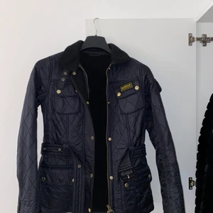 Barbour jacka  - Barbour jacka med fleece på insidan. Använd endast 1 gg. Nypris 3200kr mitt pris: 800kr