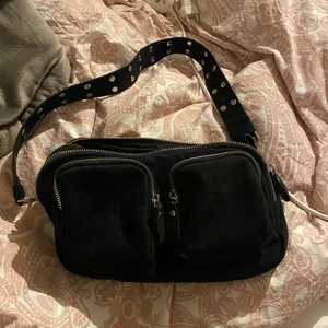 Noella liknande väska - Lägger upp för tredje gången nu pågrund utav oseriösa köpare! Buda inte om du sen ska sluta svara. Nypris 400kr ifrån Gina, finns inte längre. Sparsamt använd.