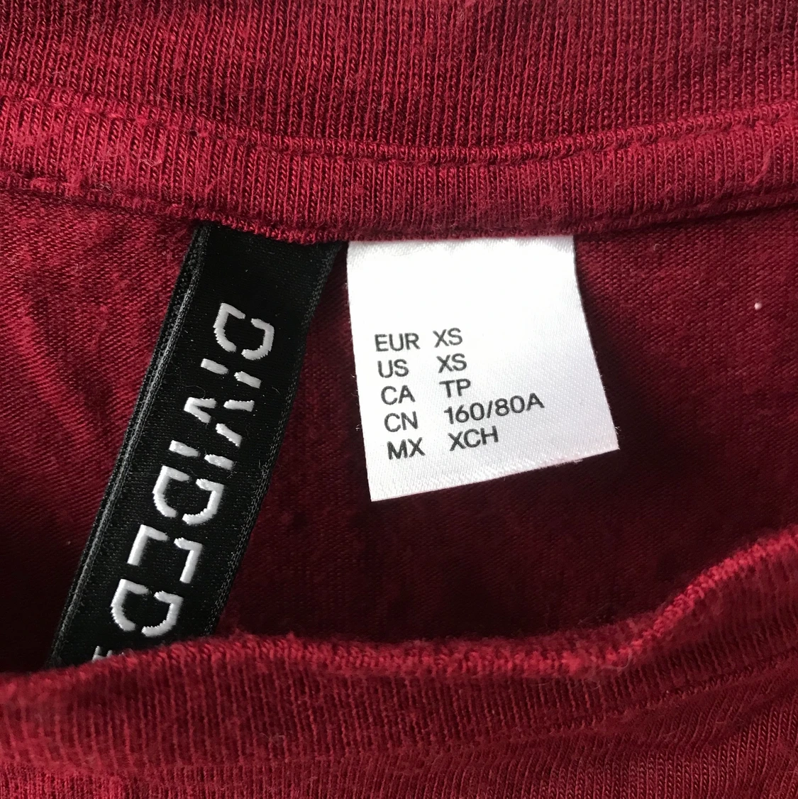 Kort vinröd t-shirt, storlek XS - 91