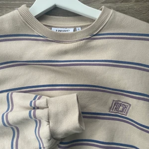 Sweater - Croppad sweater med dragsko från Junkyard. Sitter bra på mig som är en S. 100 kr + frakt 💖💖