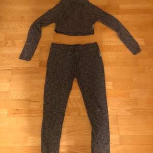 Gymshark mjukis set - Ett mjukis set från gymshark i storlek M som är i gott skick, använt ett fåtal gånger men som nu bara ligger i garderoben. Priset inkluderar frakten.