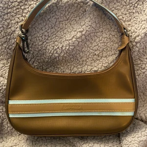 Longchamp handväska  - Brun och ljusblå.  Det finns lite smuts på baksidan, men du kan inte se det när du använder det. resten är fortfarande väldigt bra och användbart. 28X5X14CM