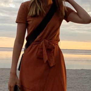 Rostfärgad klänning från Zara - T-shirt material upptill och mer ”blus” material nedtill. Anvönd 2 ggr ish.