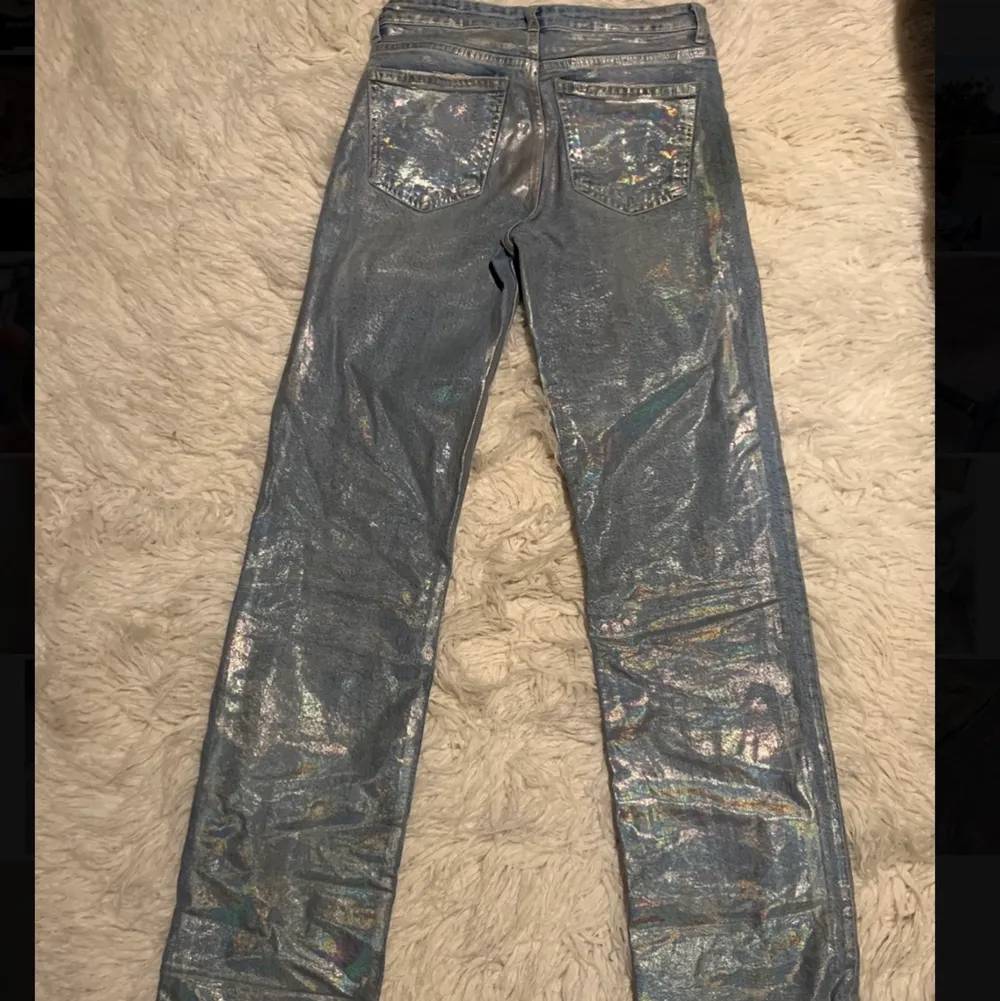 Världens snyggaste jeans från Zara. Ljusblå i grunden med snygg regnbågseffekt. Perfekt passform och långa i benet med rå kant. Snygga både nedvikta och uppvikta. Storlek 36. Väldigt fint skick utan några skador. Köparen står för frakt. Jeans & Byxor.