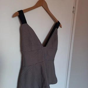 Monki corset peplum top - Snygg top från Monki med peplum fit och pied de poule motiv. Knappt använd