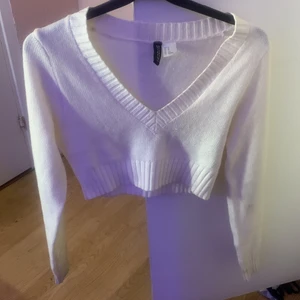 Stickad tröja från H&m⚡️ - Hej säljer denna stickade V-ringade tröjan från h&m p.g.A kommer inte till användning!Sitter jättefint på och är i st XS. Kom privat för fler bilder och skickas i jättefint skick! Köparen står för frakt🤍 Kan mötas upp i Landskrona också!