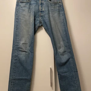 Levi’s jeans 501 - Säljer nu mina Levi’s 501 jeans. Dem är i väldigt bra skick och den ljusa färgen är jättesnygg. Storlek 31/32. 