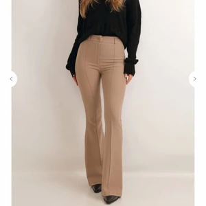 Kostymbyxor - Utsvängda kostybyxor med slits längst ner ifrån chiquelle, använda endast 2 ggr så i ny skick, frakt tillkommer, priset kan alltid diskuteras, storlek 38