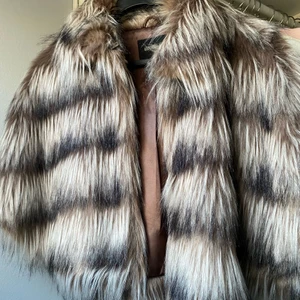 Päls cape från two angels - Hej! Jag tänker nu sälja min cape med fake päls! Köpte den från two angels för ganska längesen men är knappast använd! Nypris är 2000 och säljer nu för 600!❤️