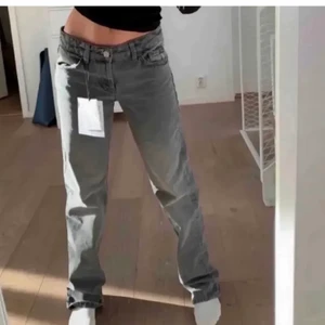 HELT NYA!! Zara bästsäljare JEANS - Helt nya jeans mörkgrå ifrån ZARA i storlek 32, säljs på grund av att dem är för små för mig. Slutsålda hos ZARA!! Tillkommer spårbar frakt på 66kr. 