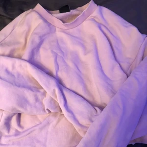 Crop top - Säljer en croptop ifrån Gina tricot som har används endast 1 gång!!! Strl xxs men xs passar. Finns även matchade mjukis från gina man kan köpa till. Säljer för 20kr + frakt (står inte för frakten) jätte fin rosa färg. 🖤