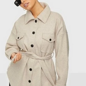 Nelly Shacket - Storlek 34. Använd två gånger. Pris kan diskuteras.