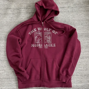 One of one hoodie - En one of one hoodie i använt men bra skick!