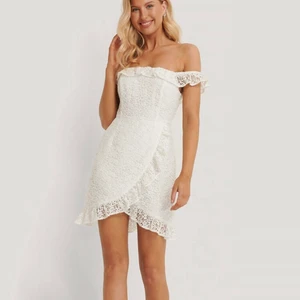 Studentklänning NA-KD  - Jättefin off shoulder klänning från NA-KD aldrig använd med lappar kvar. Nypris 599, perfekt till studenten eller skolavslutning💓💓