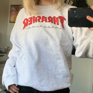 Thrasher crewneck Stl. M - En cool och skön Thrasher crewneck i en ljusgrå färg! Storleken är M och jag tycker den passar som en stor M då den är lite oversize. Denna tröjan har varit min favorit länge nu och den passar till allt! Texten är röd med svart outline och allt med tröjan är perfekt! Materialet är skönt och mjukt och den passar löst och mysigt! Trycket är i toppskick.🥰