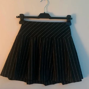 svart randig mini kjol - för liten för mig, aldrig haft på mig!