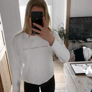 Jättefin sweatshirt från mango✨ knappt använd så den är i jättefint skick💖 Fraktpris kan diskuteras