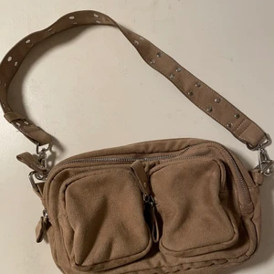 Väska - Handväska från Gina i beigt. Väldigt rymlig med många praktiska fack. Mycket bra skick! Kan mötas upp eller postas💗