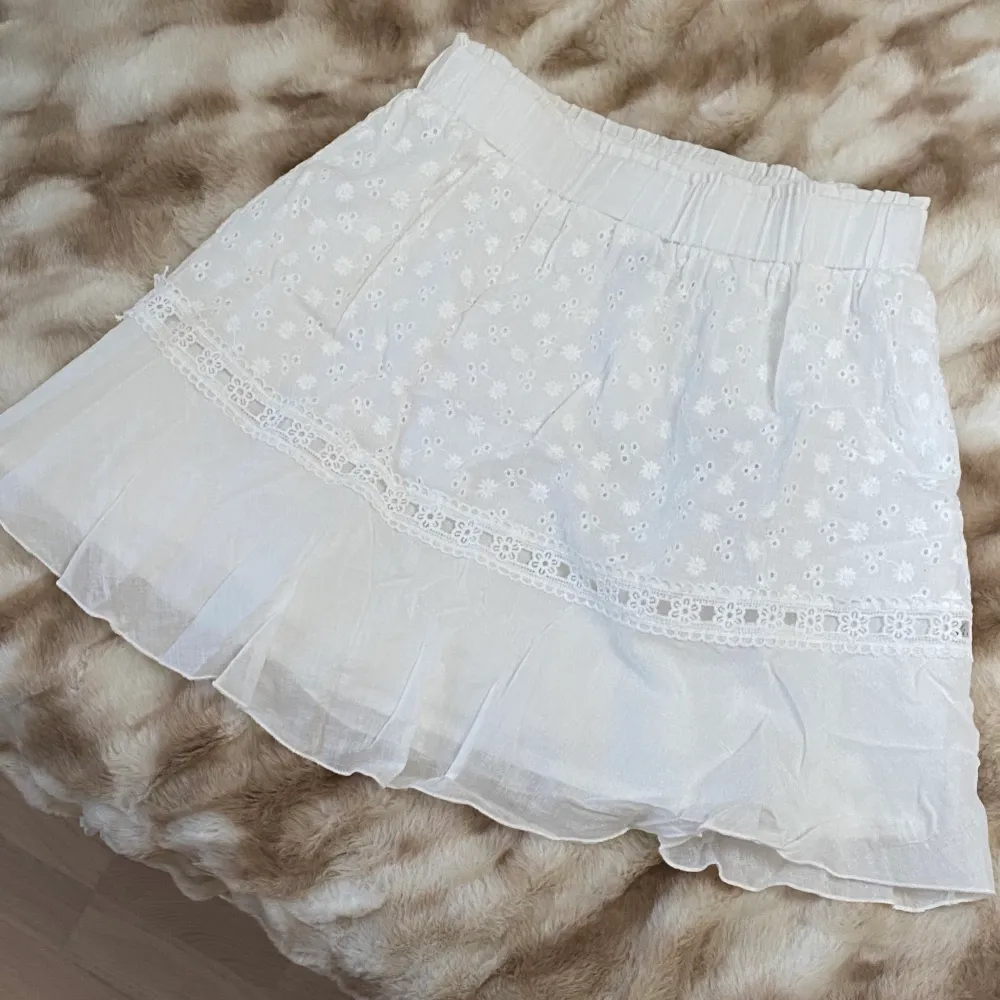 Supersöt vit och ny kjol som aldrig kommit till användning, (behövs strykas) 🙌🏼🙌🏼. Kjolar.