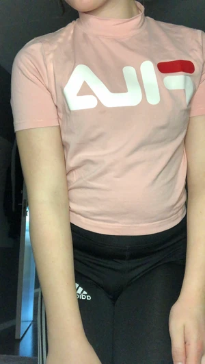 Rosa gula t-shirt - Plagget är ganska använt men har som tur inte en fläck på sig. Väldigt skönt material och den är medeltajt. Köpte den för 220kr så säljer den för 120kr💓