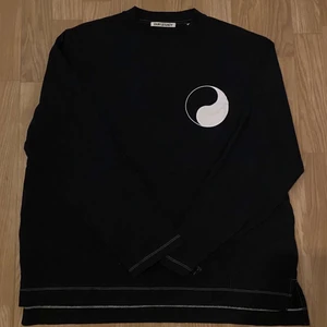 our legacy workshop longsleeve - helt ny our legacy workshop longsleeve i storlek 46 (stora i storleken) köparen står för frakt 💚