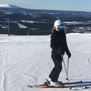 Skidbyxor Five Seasons  - Snygga fodrade skid- och snowboardbyxor från Five Seasons i storlek 36. Vind och vattentäta, med kardborre justering i midjan för optimerad passform. Svarta med gråmelerad tygförstärkning över knäna. Fem fickor, varav två bak, och två ventilations öppningar vid sidan av benen. Snölås att dra över pjäxorna för att hålla snö och kyla borta. Byxan är i fint skick, inga tydliga slitningar eller märken! Köparen står för frakt. 