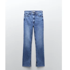Zara jeans - Säljer dessa populära jeans från zara som ej går att köpa längre! Raka med slits, i storlek S men vad alldleles för långa på mig så har klippt så de passar mig som är 165💞