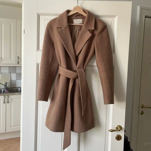 Kappa  - Beige/Brun kappa från Vila i storlek 34, 150kr + frakt🥰