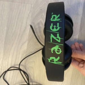 Gaming hörlurar - Razer Kraken 7.1 Chroma Gaming Headset  - Funkar felfritt (testad genom PC) men säljer pågrund av att min TV inte stödjer 7.1 surround system…🤦🏼‍♂️ Vilket gjorde mig riktigt irriterad och vill få bort dom så fort som möjligt!!☹️ Kontakta mig här eller fråga om nummer!!!😃   - Headset är köpt från  Facebook Marketplace för 400kr.  (Nypris 79€ dvs runt 850kr)  https://www.razer.com/eu-en/gaming-headsets/Razer-Kraken/RZ04-02830100-R3M1?gclid=EAIaIQobChMIqZH2k5Pt9QIVkI1oCR2TGwkFEAQYASABEgIEJPD_BwE  Mvh 